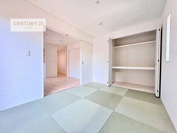 リビングと隣接した和室です!家事の休憩スペースやキッズスペースとして活用するのもよさそうですね!和室の使い方は無限大!