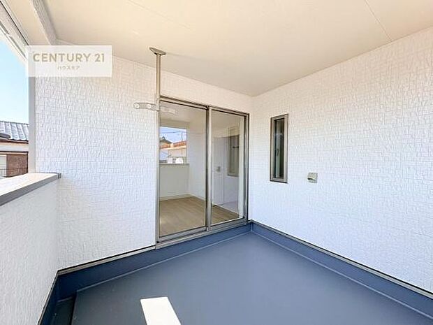 ルーフバルコニー!屋根が付いているので、急に雨が降っても濡れにくく安心!強い日差しもカットしてくれるので、お天気の良い日は、お外へ出て深呼吸するのもよさそうです!