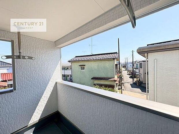 落ち着きある住宅街です!周囲には高い建物がなく、空が広く開放感があり、陽当たりを大きく遮られることもありません!気持ちの良い風が通り抜ける街並みです!