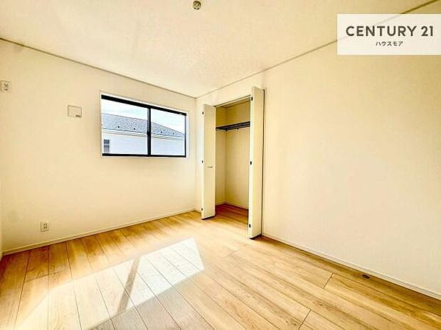 掃き出し窓がないお部屋は、お子様のお部屋としても安心です！収納スペースも充実しているので散らかったお部屋をサッと片付けられます！