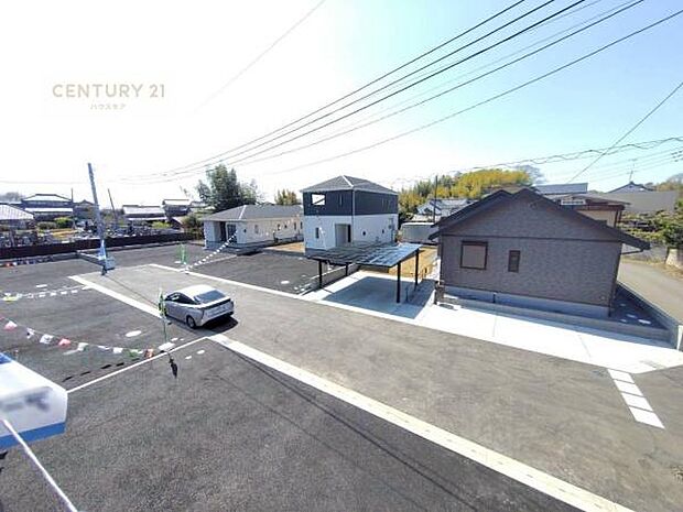 晴れた日には青い空を見渡せる開放的な時間を楽しめます。気持ちの良い風が通り抜ける街並みです！
