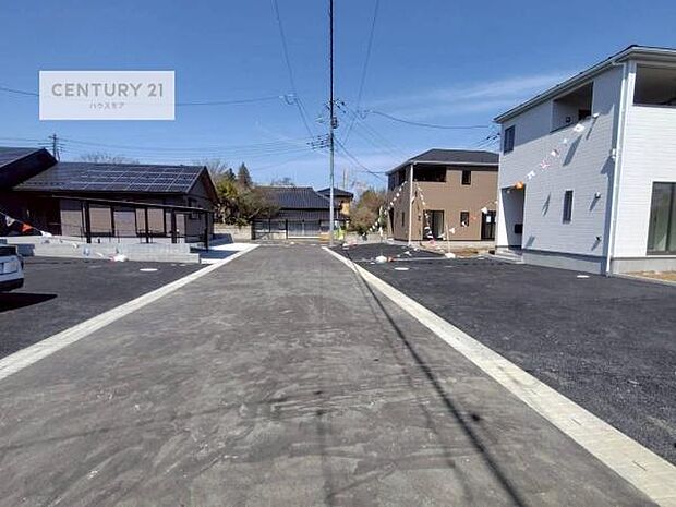 前面道路は5.65ｍ×6ｍ！陽当り良好な立地です。車庫入れが苦手な方も安心ですね。