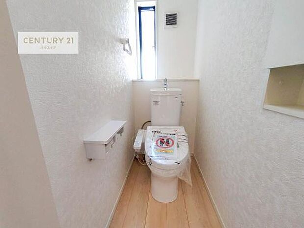 1・2階にトイレがございます！朝の忙しい時間帯も待たずにすみそうですね。白を基調とした清潔感のあるトイレでお手入れがしやすいです！