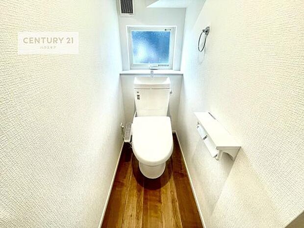 1・2階にトイレがございます!朝の忙しい時間帯も待たずにすみそうですね。白を基調とした清潔感のあるトイレでお手入れがしやすいです!