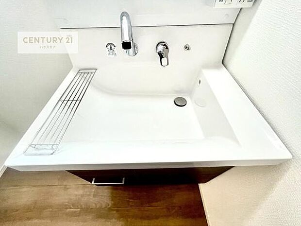 深い洗面台ボウルは、水が跳ねにくいのでお手入れが楽々!清潔感が保てます!キレイな洗面所で自分磨きのモチベーションが上がりますね!
