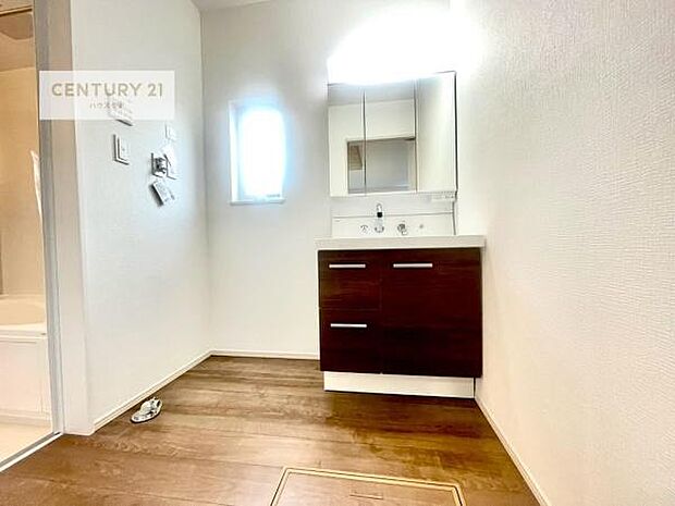 小窓付きの明るい洗面室です!湿気もすぐに入れ替えができて清潔に保つことができます!自然光が差し込むのでお化粧の仕上がりも良くなりますね!
