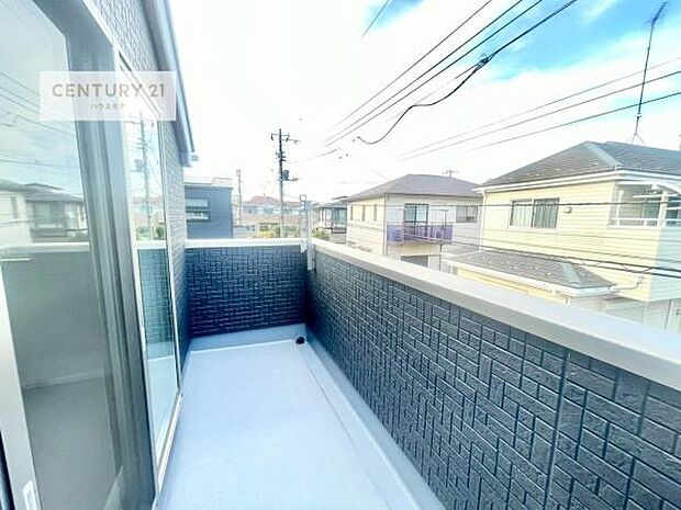 広々としているバルコニーです!お洗濯物を干すのはもちろん風に当たりながらくつろぎタイムが送れます!