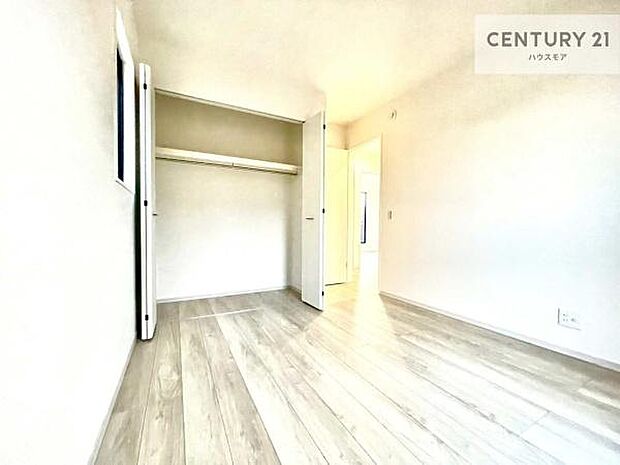 掃き出し窓がないお部屋は、お子様のお部屋としても安心です！収納スペースも充実しているので散らかったお部屋をサッと片付けられます！