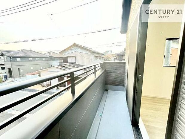 広々としたバルコニーで一日の始まりをスタート！お洗濯ものをたっぷり気持ちよく干せます！