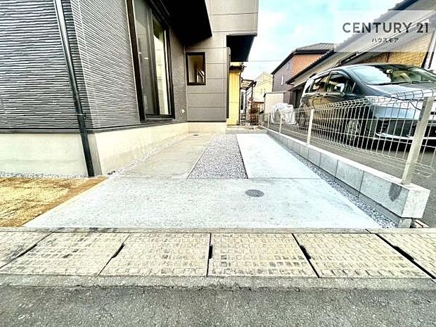 駐車スペースは2台分あります！セカンドカーはもちろん、バイクや自転車なども置き場所に困りません。