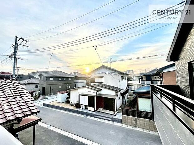 晴れた日には青い空を見渡せる開放的な時間を楽しめます。気持ちの良い風が通り抜ける街並みです!