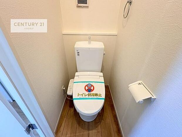 1・2階にトイレがございます！朝の忙しい時間帯も待たずにすみそうですね。白を基調とした清潔感のあるトイレでお手入れがしやすいです！