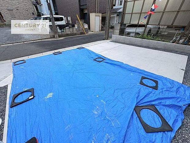 駐車スペースは2台分あります!セカンドカーはもちろん、バイクや自転車なども置き場所に困りません。
