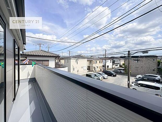 落ち着きある住宅街です！周囲には高い建物がなく、空が広く開放感があり、陽当たりを大きく遮られることもありません！気持ちの良い風が通り抜ける街並みです！