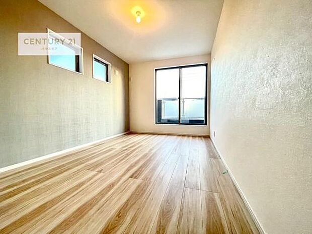 バルコニーに面している洋室です。明るく温もりがあり、換気もしっかりできます!朝起きて、外に出て背伸びをしつつ深呼吸をし良い朝を迎え入れることができます。