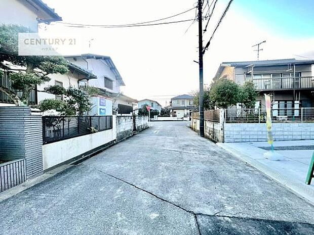前面道路は6m!陽当り良好な立地です。車庫入れが苦手な方も安心ですね。