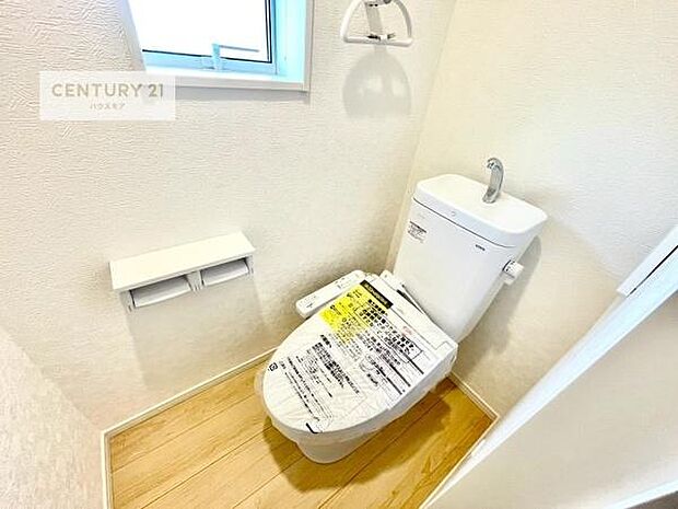 1・2階にトイレがございます！朝の忙しい時間帯も待たずにすみそうですね。白を基調とした清潔感のあるトイレでお手入れがしやすいです！