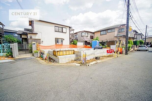 前面道路4m×5m!陽当り良好な立地です。車庫入れが苦手な方も安心ですね。