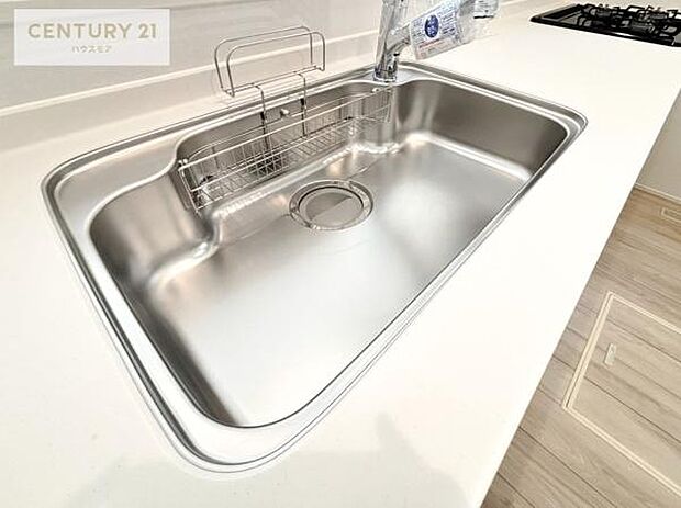 ワイドなシンクですね!水が跳ねにくく洗物がしやすい家事が楽々仕様のシステムキッチンです!デザイン性と機能性を兼ねたキッチンで清潔感がありますね!【同仕様写真】/【現地販売会開催中】