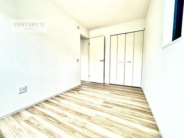 掃き出し窓がないお部屋は、お子様のお部屋としても安心です!収納スペースも充実しているので散らかったお部屋をサッと片付けられます!