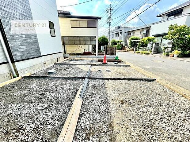 駐車スペースは2台分あります!セカンドカーはもちろん、バイクや自転車なども置き場所に困りません。