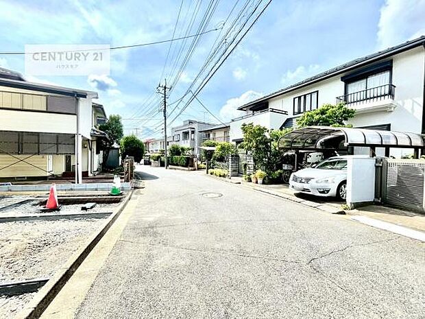 前面道路は6m!陽当り良好な立地です。車庫入れが苦手な方も安心ですね。