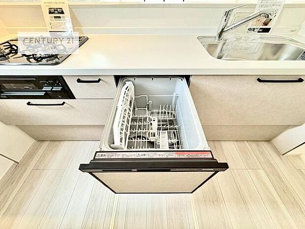 食洗機付きのキッチンです!忙しい時や手荒れ防止として大変活躍する便利な仕様です!ビルトインなのでキッチンの場所を取らず調理スペースを広く使うことが出来ます!