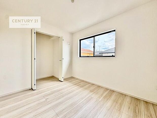 掃き出し窓がないお部屋は、お子様のお部屋としても安心です!収納スペースも充実しているので散らかったお部屋をサッと片付けられます!
