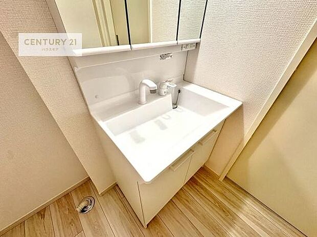 深い洗面台ボウルは、水が跳ねにくいのでお手入れが楽々!清潔感が保てます!キレイな洗面所で自分磨きのモチベーションが上がりますね!