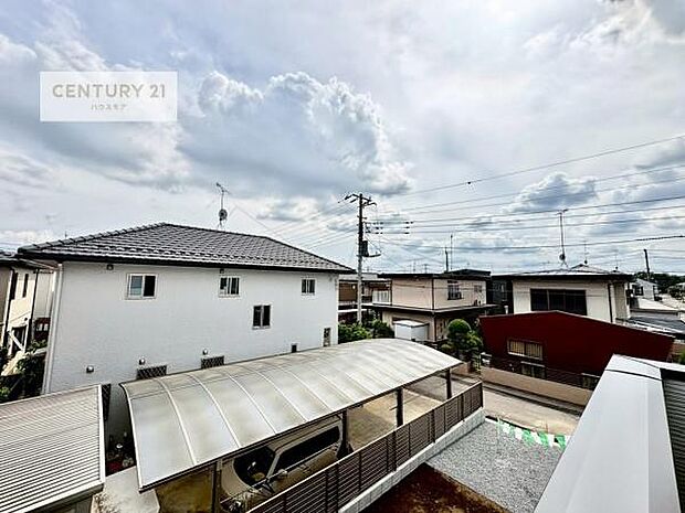 晴れた日には青い空を見渡せる開放的な時間を楽しめます。気持ちの良い風が通り抜ける街並みです!緑が映える眺望で癒されますね!