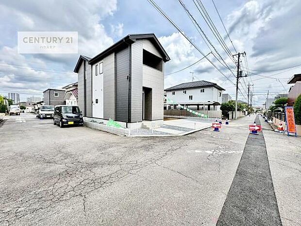 明るく開放的な角地でちょっと贅沢なお住まいをしませんか。前面道路5m×6mで運転の苦手な方もゆとりある道路で安心です!