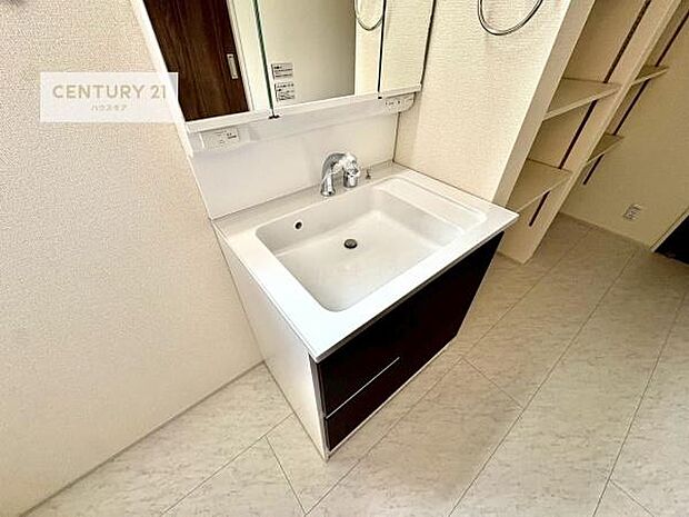 深い洗面台ボウルは、水が跳ねにくいのでお手入れが楽々!清潔感が保てます!キレイな洗面所で自分磨きのモチベーションが上がりますね!