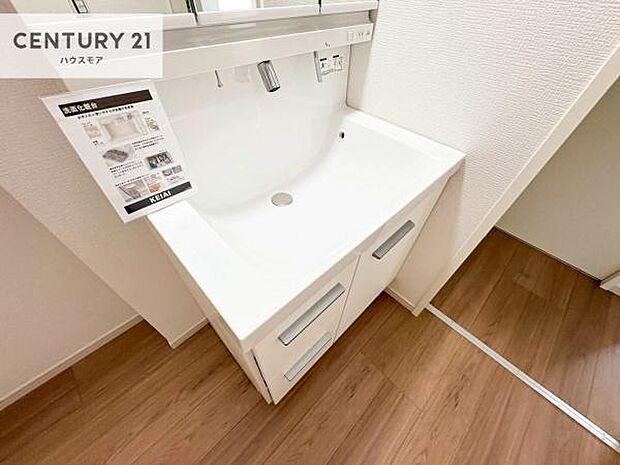 深い洗面台ボウルは、水が跳ねにくいのでお手入れが楽々!清潔感が保てます!キレイな洗面所で自分磨きのモチベーションが上がりますね!