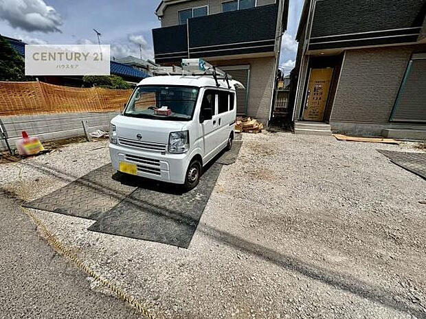 駐車スペースは2台分あります！セカンドカーはもちろん、バイクや自転車なども置き場所に困りません。