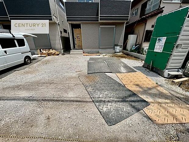 駐車スペースは2台分あります！セカンドカーはもちろん、バイクや自転車なども置き場所に困りません。