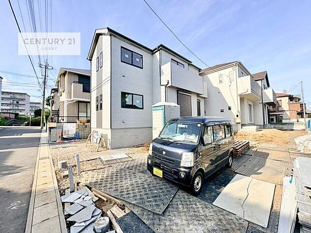 駐車スペースは2台分あります!セカンドカーはもちろん、バイクや自転車なども置き場所に困りません。