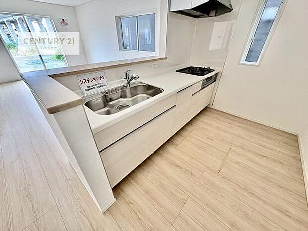 大人気の対面式システムキッチンを採用しています！ご家族のコミュニケーションが自然と増える設計です。お子様にも目が届くので嬉しいですね。収納力もあります！