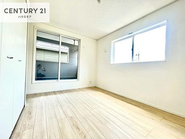 バルコニーに面している洋室です。明るく温もりがあり、換気もしっかりできます！朝起きて、外に出て背伸びをしつつ深呼吸をし良い朝を迎え入れることができます。
