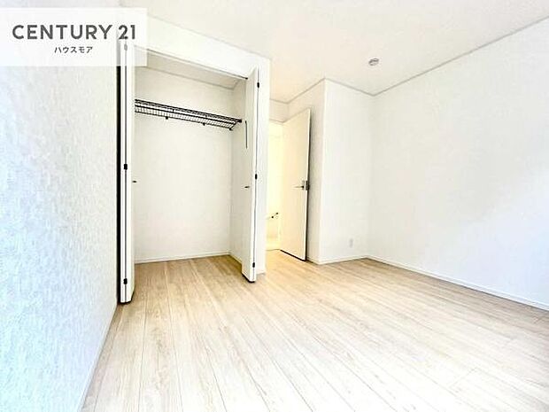 掃き出し窓がないお部屋は、お子様のお部屋としても安心です！収納スペースも充実しているので散らかったお部屋をサッと片付けられます！