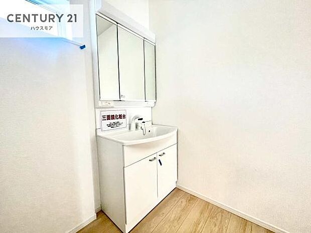 三面鏡仕様の洗面所は、身だしなみがしやすい造り！裏は収納になっています。ドライヤーやお化粧道具を片付けられるので洗面台周りをスッキリと見せることが出来ます！