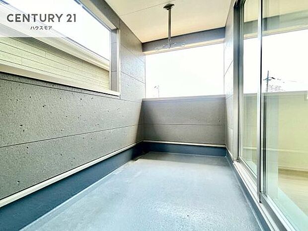 ルーフバルコニー！屋根が付いているので、急に雨が降っても濡れにくく安心！強い日差しもカットしてくれるので、お天気の良い日は、お外へ出て深呼吸するのもよさそうです！