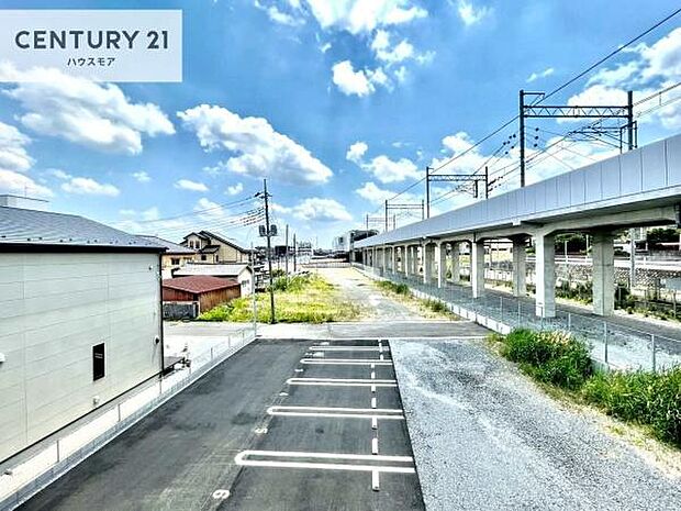 晴れた日には青い空を見渡せる開放的な時間を楽しめます。気持ちの良い風が通り抜ける街並みです！