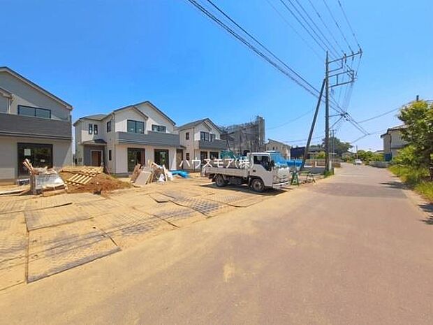 前面道路は4.8m!陽当り良好な立地です。車庫入れが苦手な方も安心ですね。