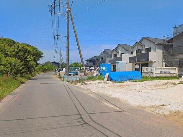 前面道路は4.8m!陽当り良好な立地です。車庫入れが苦手な方も安心ですね。