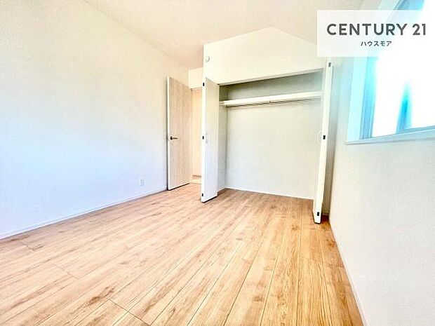掃き出し窓がないお部屋は、お子様のお部屋としても安心です！収納スペースも充実しているので散らかったお部屋をサッと片付けられます！