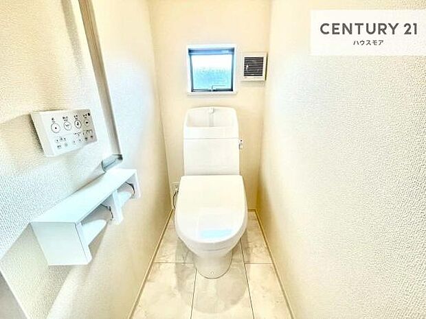 1・2階にトイレがございます！朝の忙しい時間帯も待たずにすみそうですね。白を基調とした清潔感のあるトイレでお手入れがしやすいです！