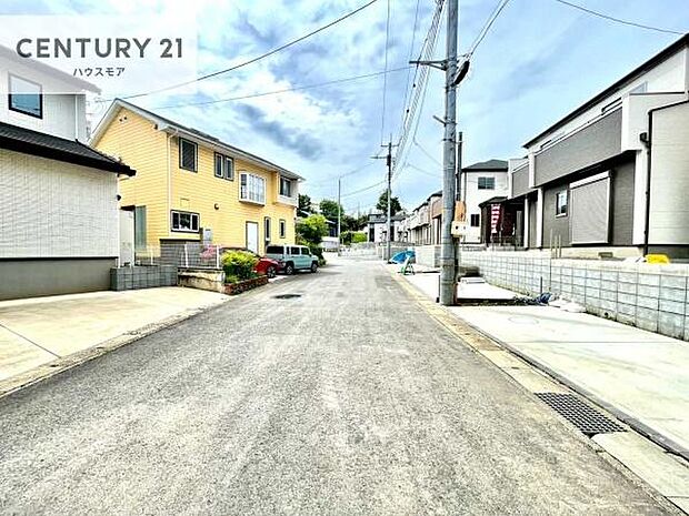 前面道路6m!陽当り良好な立地です。車庫入れが苦手な方も安心ですね。