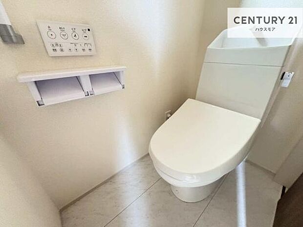 1・2階にトイレがございます!朝の忙しい時間帯も待たずにすみそうですね。白を基調とした清潔感のあるトイレでお手入れがしやすいです!
