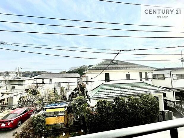 晴れた日には青い空を見渡せる開放的な時間を楽しめます。気持ちの良い風が通り抜ける街並みです!