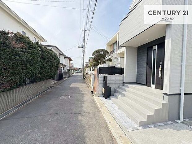 前面道路は4.48m!陽当り良好な立地です。車庫入れが苦手な方も安心ですね。